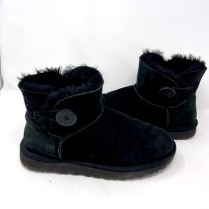 Mini Bailey button Uggs Black size 8.